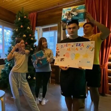 Trước đợt nghỉ kéo dài 10 ngày của thủ môn Đặng Văn Lâm bên gia đình ở Nga, bạn gái Bùi Thị Yến Xuân cũng sang chơi và đón Giáng sinh sớm tại thủ đô Moscow.