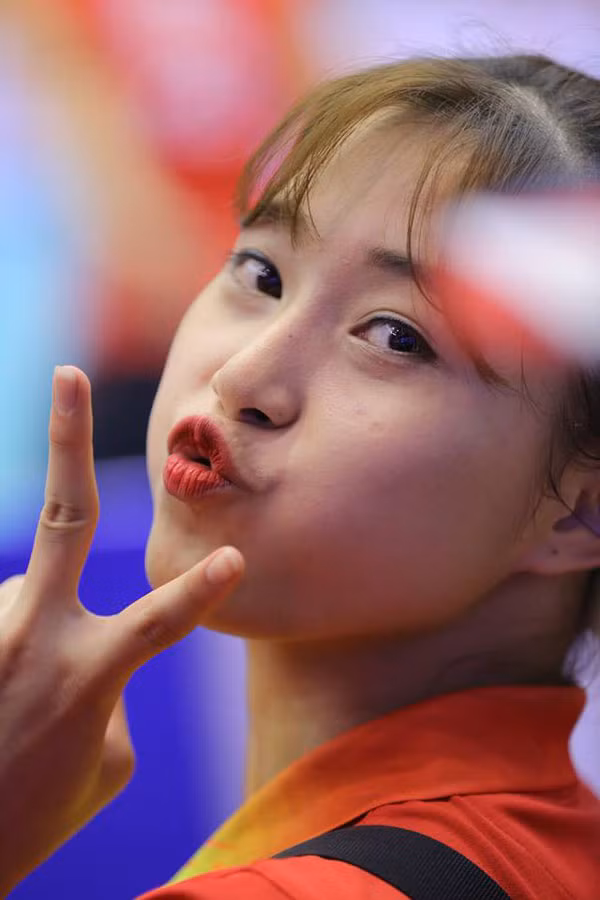 Theo tìm hiểu, cô gái xinh đẹp khiến nhiều dân mạng "phải lòng" ngay từ cái nhìn đầu tiên có tên Đặng Thu Huyền (2002) quê Thường Tín - Hà Nội. Thu Huyền hiện đang tập luyện và thi đấu cho đội trẻ của CLB bóng chuyền Thông tin LienVietPostBank.