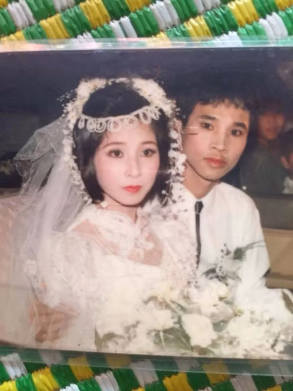 Theo bác Thanh Thắng (55 tuổi, Hà Nội) chia sẻ: "Ngày xưa mình cũng đen thế là ngày cưới mấy bà chị trong nhà lôi ra đánh phấn trước lúc đón dâu. Đến lúc bước vào nhà gái, do đám cưới vào mùa hè nên mồ hôi nhẽ nhại lớp phần chảy theo dòng mồ hôi loang ra toàn mặt nhìn như trò hề".