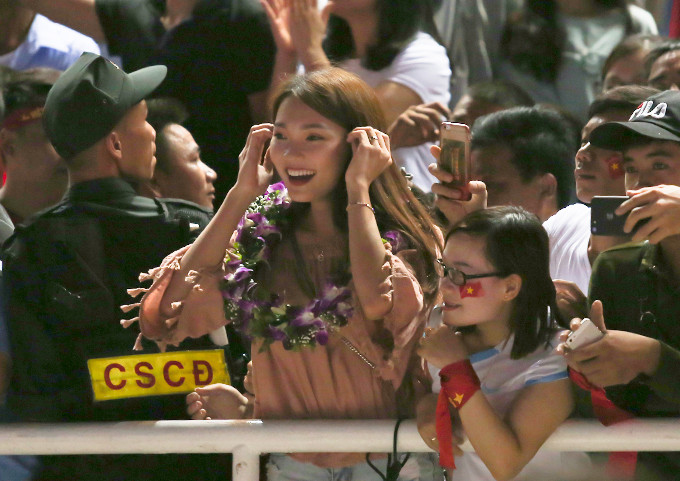 Hành động ngọt ngào này của Phan Văn Đức đã không thoát khỏi ống kính của các phóng viên và cô gái được tuyển thủ U23 Việt Nam này tặng vòng nguyệt quế cũng được "thơm lây".