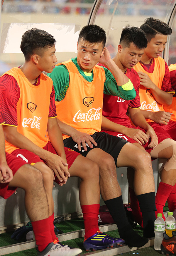 Văn Đức ngồi cạnh chàng "thủ môn quốc dân" Bùi Tiến Dũng.