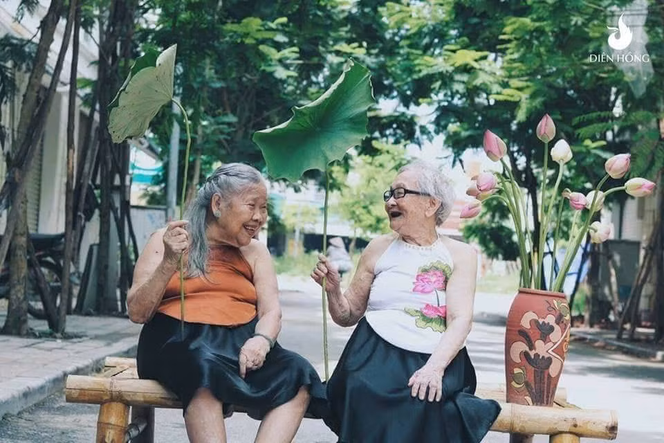 Nickname Hà My để lại bình luận dưới bộ ảnh chụp cạnh hoa sen của hai cụ bà rằng: "Nhìn bộ ảnh muốn thả nghìn tim quá! Nhìn hai cụ cười dù miệng cũng gần móm hết cả mà vẫn đẹp làm sao, vừa có nét hồn nhiên đáng yêu lại vừa phúc hậu. Ước gì về già mình cũng có một bộ ảnh nên thơ như thế".