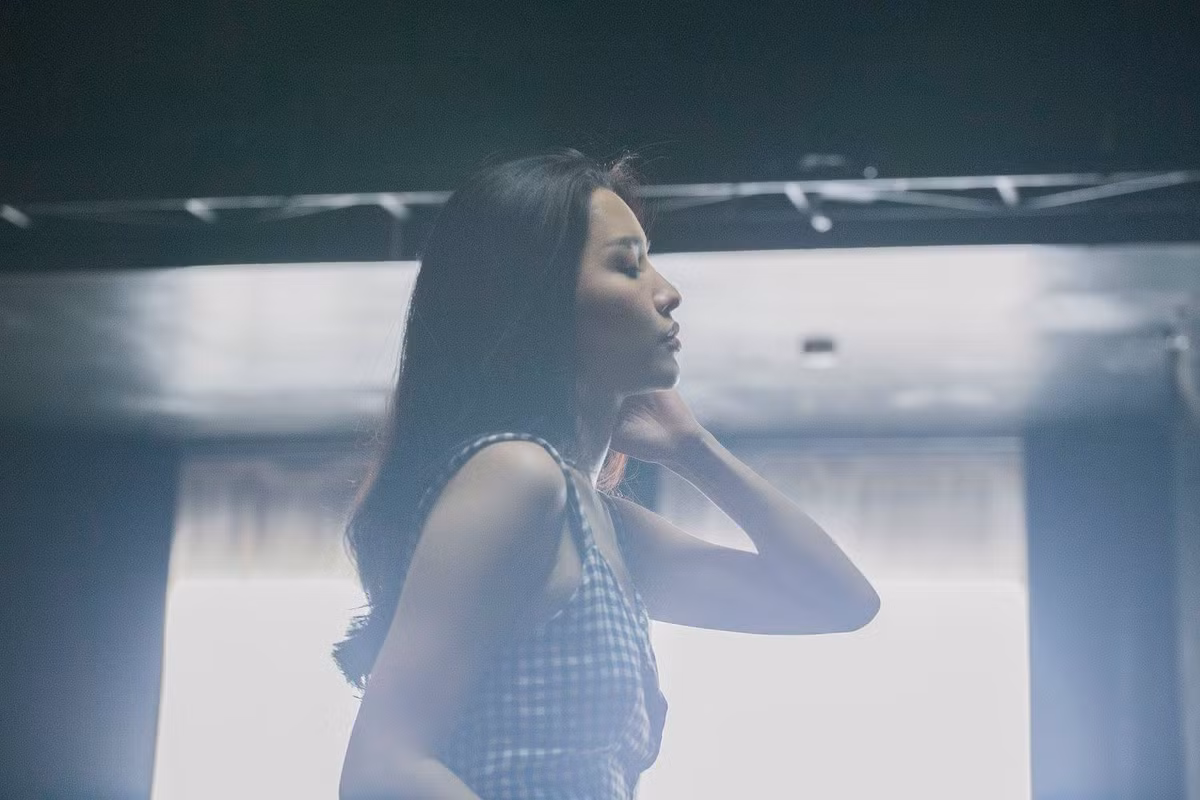 Lấy tông hồng đào làm chủ đạo, Bích Phương chỉ 1 màu mắt và phấn má cùng tông, kẻ một đường eyeliner mảnh sát mí và tô son theo kiểu lòng môi trẻ trung. Kiểu makeup này, nghe thì có vẻ nhàm chán nhưng lại hợp với Bích Phương vô cùng.