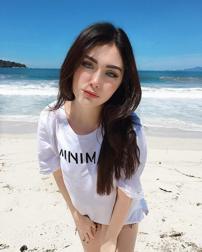 Điều thực sự gây ấn tượng nhất ở Cristie chính là đôi mắt đẹp đến ma mị. Vừa sâu, vừa mơ màng lại xanh thăm thẳm, đôi mắt của cô nàng này khiến người ta liên tưởng đến những nhân vật trong truyện thần thoại.