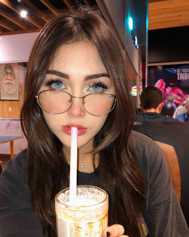 Cùng ngắm thêm một vài hình ảnh của cô nàng hot vlogger Brazil có đôi mắt xanh ma mị