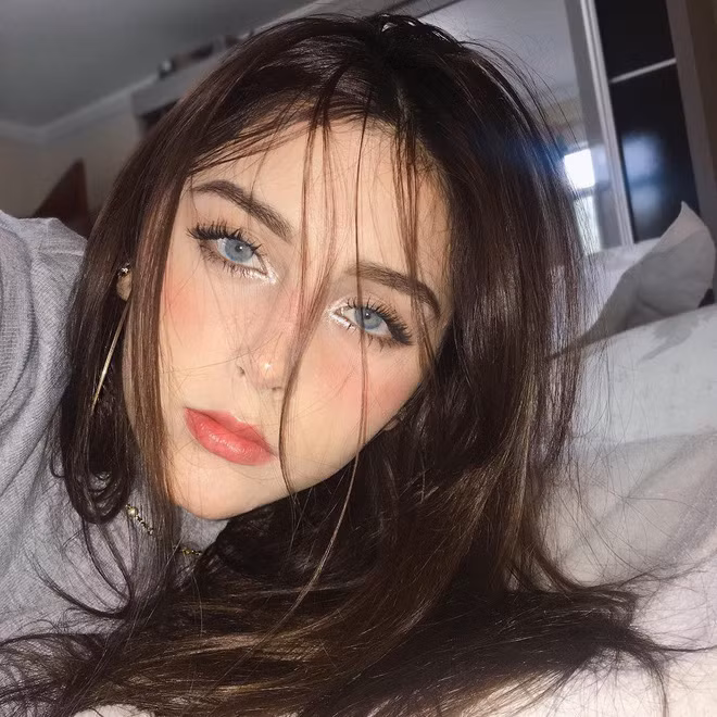 Bianca Cristie là một vlogger kiêm người mẫu đến từ Brazil. Những thông tin về Cristie khá ít ỏi nhưng không vì thế mà lượt theo dõi của cô nàng này giảm sút.