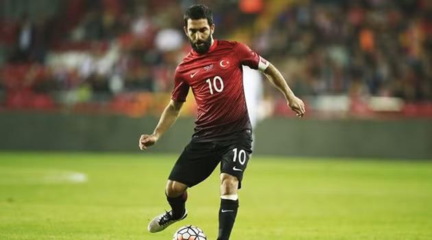 Arda Turan cũng đang đứng trước khả năng lỗi hẹn với vòng chung kết World Cup 2018 khi tuyển Thổ Nhĩ Kì đang xếp tận thứ 4 tại bảng I. Hiện tại, ĐT Thổ Nhĩ Kỳ đang chỉ có 5 điểm sau 4 trận. Ảnh: The Sun.