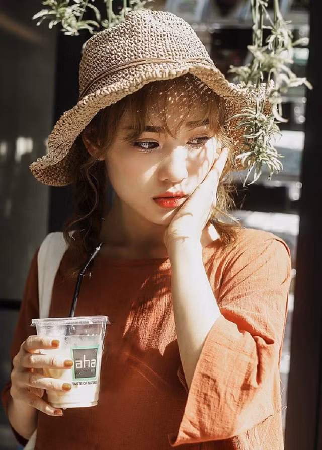 Ngoài đam mê chụp ảnh, Thu Hà còn là một bạn trẻ thích du lịch trải nghiệm. Nhờ việc đi làm mẫu Hà đã thiết kế cho mình những chuyến đi du lịch cả trong và ngoài nước như Thái Lan, Mộc Châu, Hạ Long và sắp tới Thu Hà đang lên kế hoạch cho chuyến đi Sa Pa.