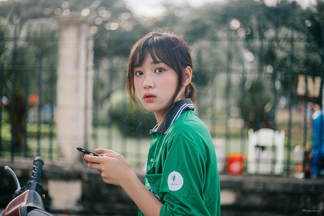 Cụ thể, nữ tài xế xe ôm công nghệ xinh đẹp này tên là Lê Thị Thu Hà (sinh năm 1996), hiện là sinh viên Học viên Ngân hàng và người mẫu cho các shop thời trang.