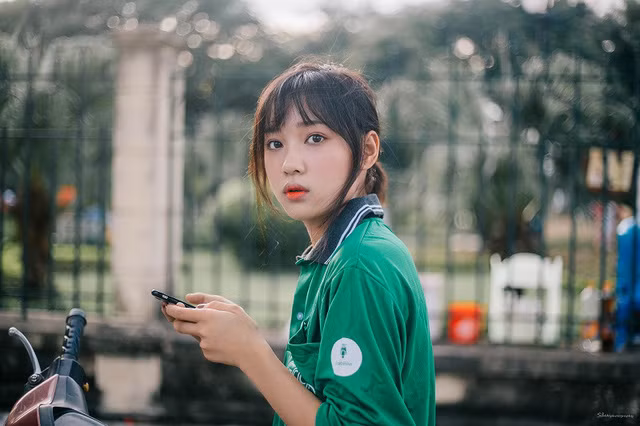 Cụ thể, nữ tài xế xe ôm công nghệ xinh đẹp này tên là Lê Thị Thu Hà (sinh năm 1996), hiện là sinh viên Học viên Ngân hàng và người mẫu cho các shop thời trang.