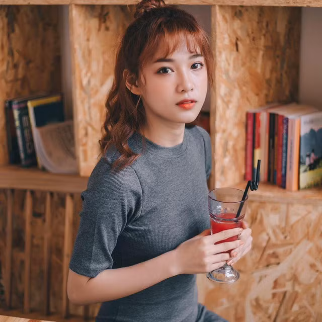 Việc chụp ảnh được Thu Hà tranh thủ từ những thời gian rảnh nên nghề mẫu bén duyên với cô bạn này từ rất sớm. Từ công việc này cũng giúp 9x tự lập kinh tế.