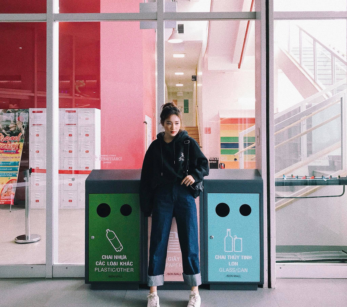 Khi thông tin thật của Thu Hà được một vài người bạn của cô tiết lộ ngay trong phần bình luận của các bài viết về "nữ Grab bike", phản ứng của CĐM rất trái ngược. Trong đó nhiều người ban đầu tỏ ra hâm mộ cô bạn này lại biến thành thất vọng.