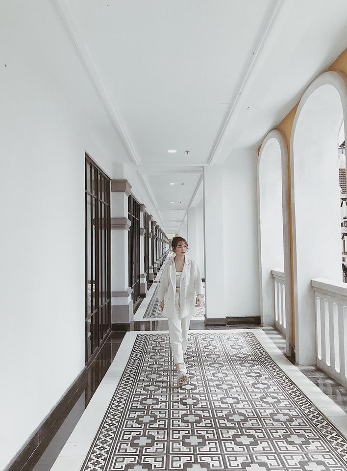 Tuy nhiên, bên cạnh phản ứng không tốt, cũng có những người lên tiếng bảo vệ Thu Hà trước dư luận và cho rằng đây chỉ là việc chụp ảnh theo sở thích và chỉ có những người suy nghĩ sai biến sự việc đi quá xa.