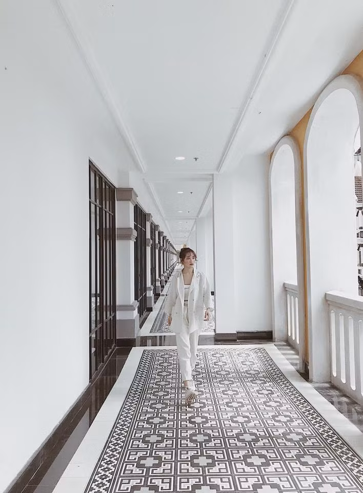 Tuy nhiên, bên cạnh phản ứng không tốt, cũng có những người lên tiếng bảo vệ Thu Hà trước dư luận và cho rằng đây chỉ là việc chụp ảnh theo sở thích và chỉ có những người suy nghĩ sai biến sự việc đi quá xa.