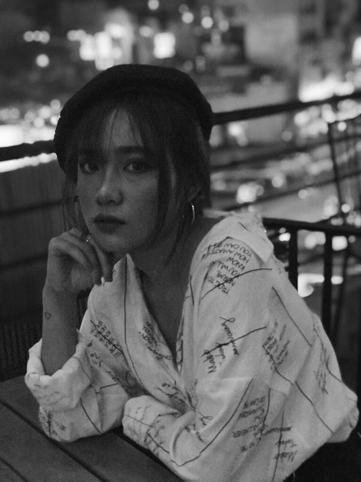 Thậm chí, dân mạng còn đặt giả thiết rằng Thu Hà cố tình giả mạo để "kiếm fame". Bởi vì trước đó trên mạng cũng đã từng xuất hiện câu chuyện về các nữ Grab bike xinh xắn, nhận được sự quan tâm rất lớn. Đó là những cô sinh viên đang làm công việc chạy xe ôm thật sự nhằm cải thiện thu nhập, trang trải cho việc học.