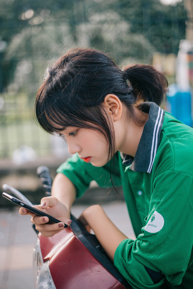 Bài đăng với dòng chú thích: "Ở Hà Nội có ai đi Grab không? Xế nữ nhé!". Ngay sau đó, nhiều người nhận ra bức ảnh này đã được chụp từ năm trước và cô bạn xuất hiện trong ảnh là Lê Thị Thu Hà.