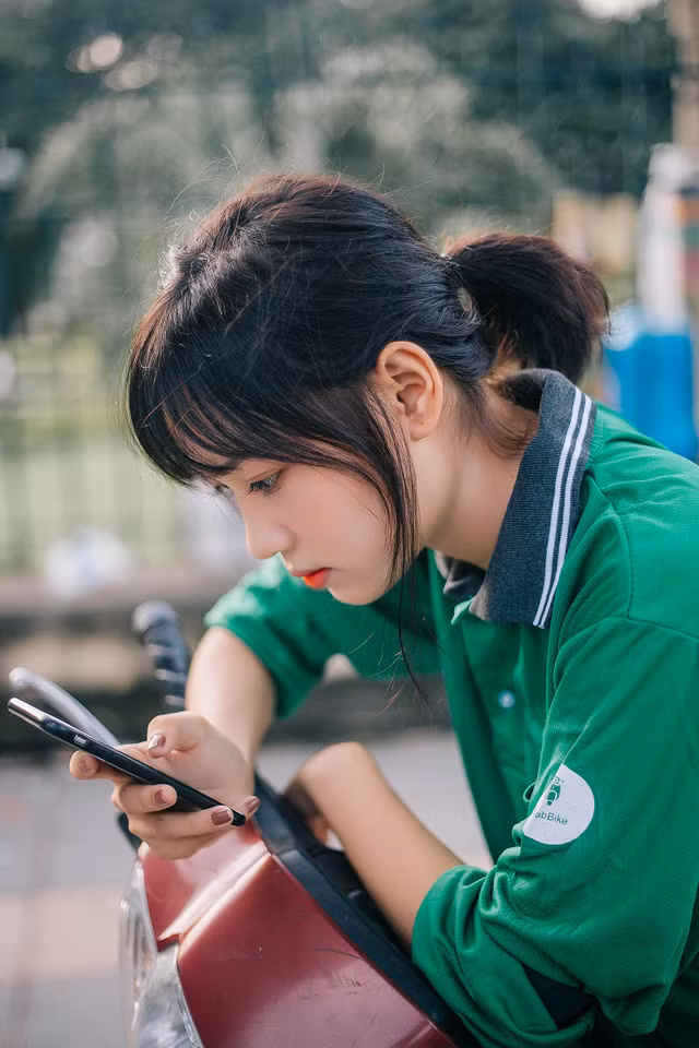 Bài đăng với dòng chú thích: "Ở Hà Nội có ai đi Grab không? Xế nữ nhé!". Ngay sau đó, nhiều người nhận ra bức ảnh này đã được chụp từ năm trước và cô bạn xuất hiện trong ảnh là Lê Thị Thu Hà.