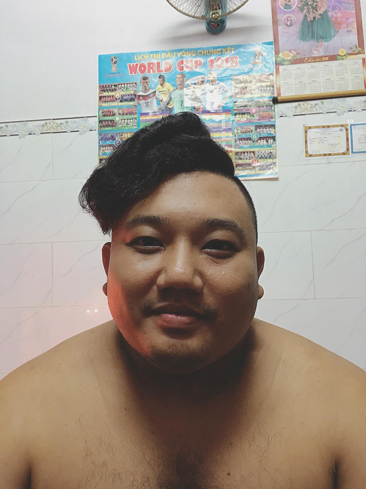 Anh chồng chiều vợ đã để cho cô nàng thử nghiệm biến đổi mái tóc mình và khi nhìn thấy kết quả, dân mạng đều ôm bụng cười.