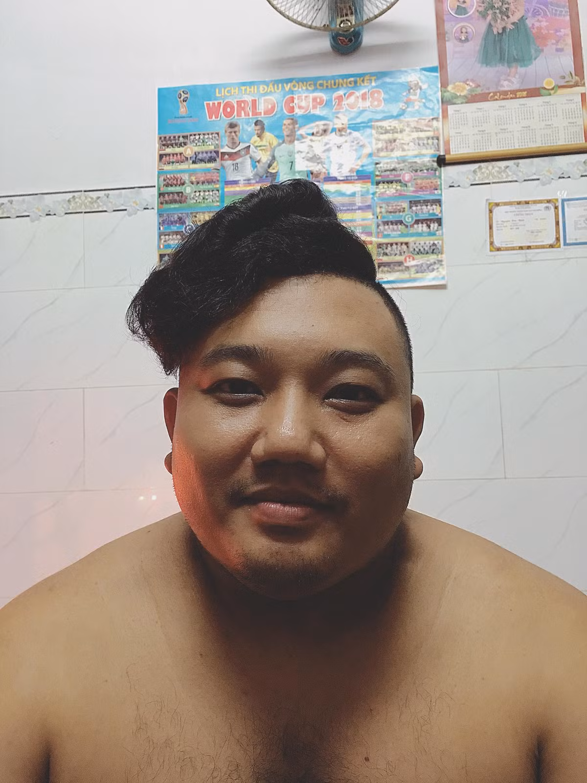 Anh chồng chiều vợ đã để cho cô nàng thử nghiệm biến đổi mái tóc mình và khi nhìn thấy kết quả, dân mạng đều ôm bụng cười.