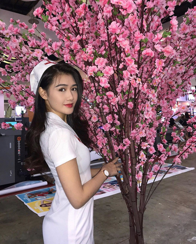 MXH xuất hiện ngày càng ngày trai xinh gái đẹp. Những bức ảnh về các hot girl ở bất cứ đâu, ngoài đường phố, tại các quán ăn hay thậm chí là ở bệnh viện. Mới đây, nữ y tá đến từ Malaysia với nhan sắc rạng rỡ đã lọt vào "mắt xanh" của CĐM.
