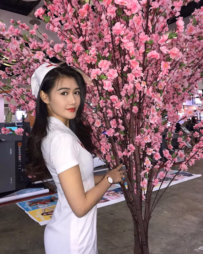 MXH xuất hiện ngày càng ngày trai xinh gái đẹp. Những bức ảnh về các hot girl ở bất cứ đâu, ngoài đường phố, tại các quán ăn hay thậm chí là ở bệnh viện. Mới đây, nữ y tá đến từ Malaysia với nhan sắc rạng rỡ đã lọt vào "mắt xanh" của CĐM.