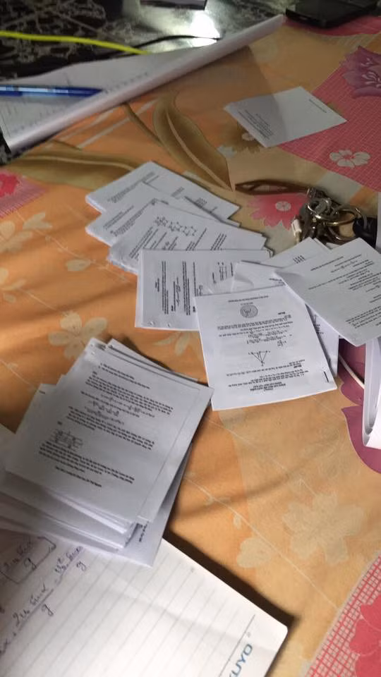 Với nhiều bạn trẻ, phao thi khiến họ tự tin bước vào phòng thi nhưng không may mà bị bắt ngay tại trận thì vô cùng ê chề. Hiệu quả đâu không thấy, chỉ thấy đến mỗi mùa thi là bác photocopy cổng trường lại kiếm bộn tiền.