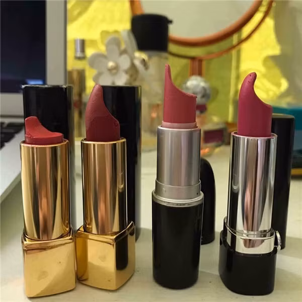 Đánh son kiểu gì chặt môi khiến ai nhìn thấy cũng xót xa.