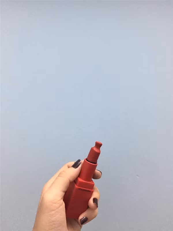 Tưởng rằng sẽ chỉ có một mình thành viên trên biến son thành hình hài kì lạ, nhưng nào ngờ sau khi bài viết được đăng tải, hàng loạt các chị em khác cũng lập tức chia sẻ cây son kì lạ chẳng hề kém cạnh