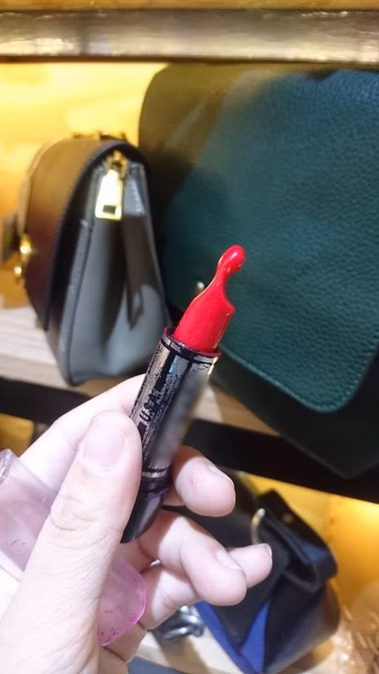 Tưởng chừng như cây son bị tan chảy qua đôi môi "laser" của các chị em.