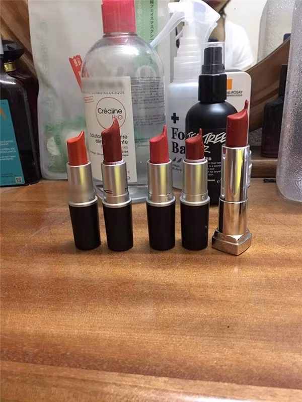 Mới đây, trên một diễn đàn có chia sẻ bài viết của một cô gái với nội dung: “Ở đây có đứa nào đánh son giống tao không? Tổng hợp những thỏi son tao đang dùng, không hiểu mồm tao có thẹo hay sao son nó cứ ngày càng dị thế này” đã khơi mào cho việc khoe cách đánh son "quái ác" của các chị em và mô hình chung biến vật bất ly thân này thành hình thù quái dị.