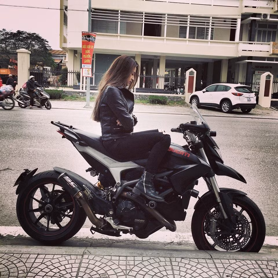 Từng trải nghiệm nhiều chiếc phân khối lớn khác nhau, Hoài Thương chia sẻ cô chỉ chung thủy với Ducati và một ngày không được nghe tiếng máy của "quái thú" nổ coi như hôm đó cô rất buồn.