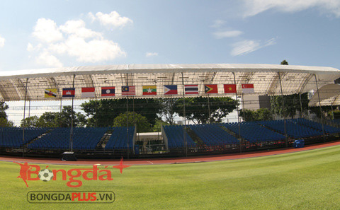 Bishan là sân vận động có sức chứa chỉ 4000 khán giả. Đây quả thực là một con số quá nhỏ. Nhưng bù lại sân Bishan lại có một mặt cỏ thi đấu khá tốt.