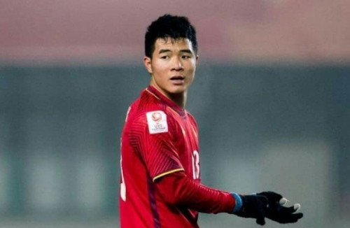 Tuy nhiên với thời gian dài làm việc cùng nhà cầm quân người Hàn Quốc tại giải U23 Châu Á và ASIAD, có lẽ Đức Chinh đang được HLV Park quy hoạch là siêu dự bị sẽ tung vào sân khi hàng tấn công của ĐT Việt Nam bế tắc.