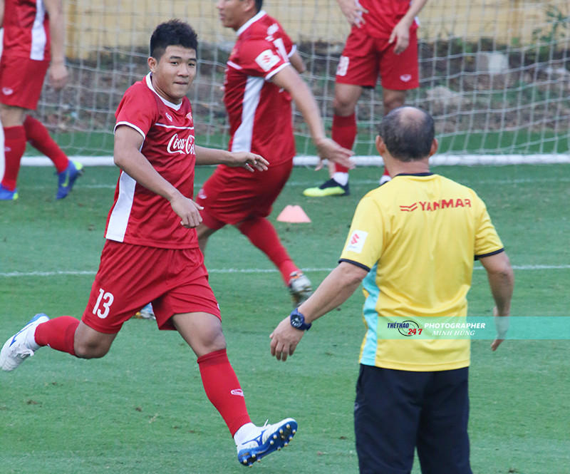 Trong số các tiền đạo được HLV Park Hang Seo triệu tập tham dự AFF Cup 2018, Tiến Linh là cái tên mới nhất được trao cơ hội và toả sáng trong trận gặp Campuchia. Vì thế chỉ còn duy nhất Hà Đức Chinh chưa được ra sân phút nào.