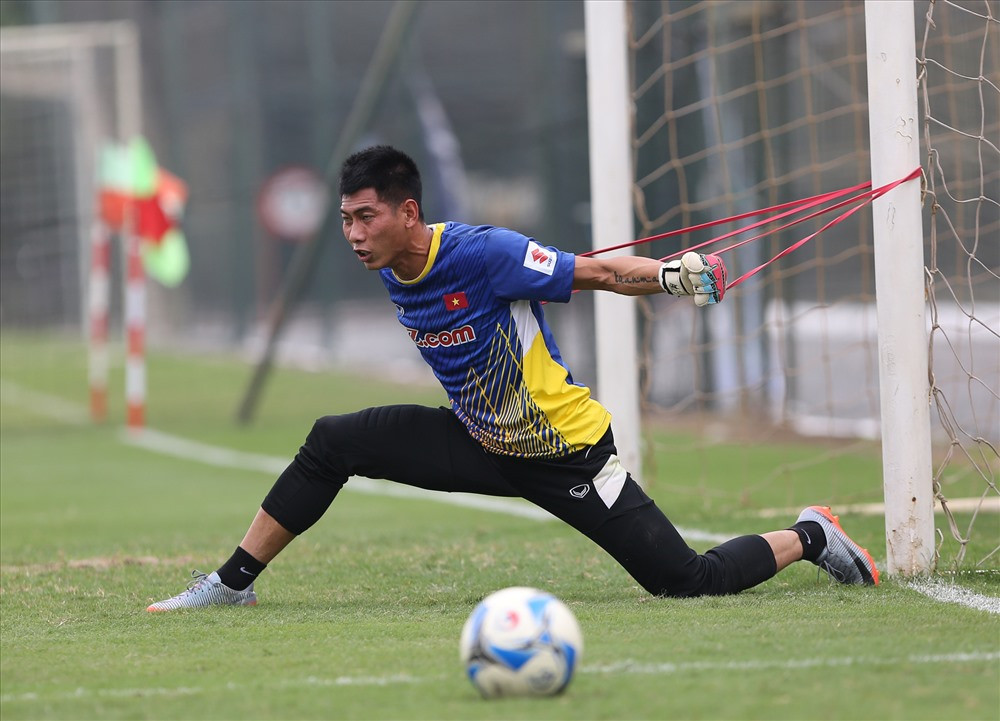 Bên cạnh Tiến Dũng, thủ môn Tuấn Mạnh cũng là cái tên chưa được ra sân tại AFF Cup.