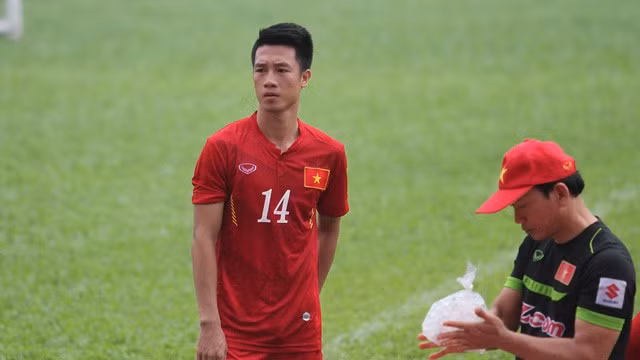 Thế nhưng, HLV Park Hang-seo đã gây bất ngờ khi xếp Quang Hải đá cặp với Xuân Trường và chỉ sử dụng Hùng Dũng ở trận đấu với Campuchia.