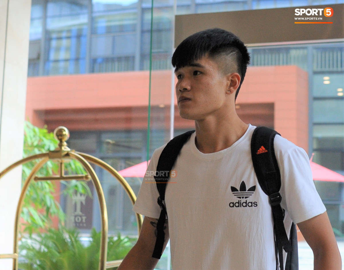 HLV Park Hang Seo đã đặt trọn niềm tin vào bộ ba Quế Ngọc Hải, Trần Đình Trọng và Đỗ Duy Mạnh vậy nên cơ hội của Lục Xuân Hưng là khá thấp, chưa kể tới việc cầu thủ người Thanh Hóa còn phải cạnh tranh với Bùi Tiến Dũng của Viettel.