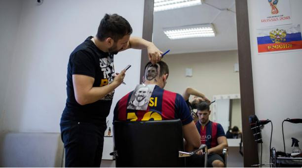 Thời gian khai mạc World Cup 2018 chỉ còn được tính bằng giờ và mới đây trên mạng xã hội, một thợ cắt tóc người Serbia đã nhận được lời ca ngợi hết lời khi cho ra mắt gương mặt Messi lên phần sau gáy của khách hàng.