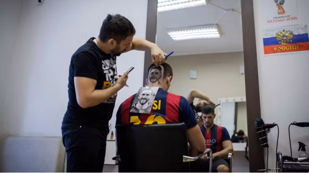 Thời gian khai mạc World Cup 2018 chỉ còn được tính bằng giờ và mới đây trên mạng xã hội, một thợ cắt tóc người Serbia đã nhận được lời ca ngợi hết lời khi cho ra mắt gương mặt Messi lên phần sau gáy của khách hàng.