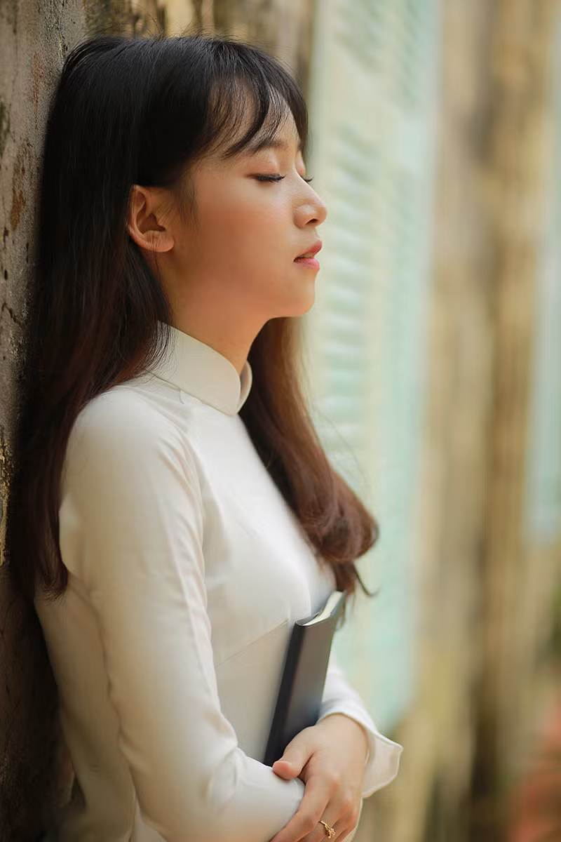 Có khá nhiều cách tạo dáng với áo dài, đại đa số các bạn nữ đều chọn kiểu đứng thẳng, hai tay khép hờ ở eo. Kiểu chụp này lên hình cực chuẩn lại giúp bạn các bạn nữ tôn được vóc dáng. Tuy nhiên, kiểu chụp ngồi bệt xuống đất, hai chân co nhẹ và hai tay đặt lên phần gần bàn chân thì chưa ai dám thử ngoài nữ sinh Hà Nội có tên Vũ Thị Thu Phương.