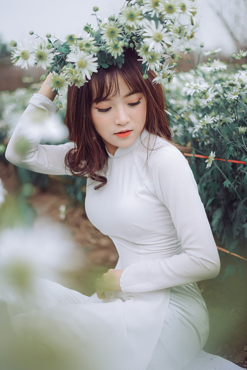 Sở hữu chiều cao 1m56 và vóc dáng nhỏ nhắn, nữ sinh 9X Hà thành có thể tự tin tạo dáng ở bất kỳ địa điểm nào, chỉ cần thấy ống kính máy quay.