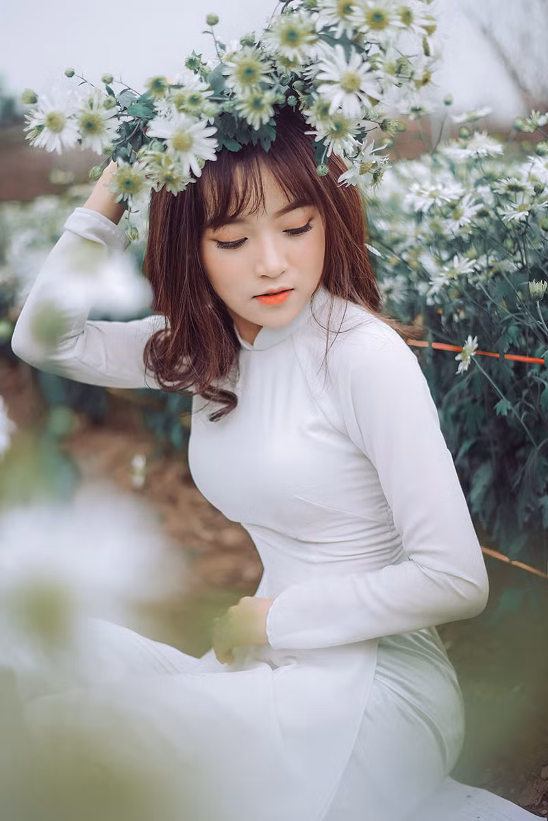 Sở hữu chiều cao 1m56 và vóc dáng nhỏ nhắn, nữ sinh 9X Hà thành có thể tự tin tạo dáng ở bất kỳ địa điểm nào, chỉ cần thấy ống kính máy quay.