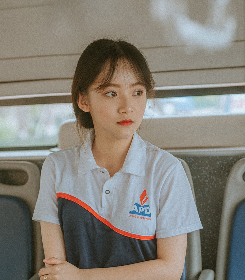 Khi thấy trang cá nhân nhận được nhiều lời mời kết bạn và tin nhắn làm quen, Phương khá bất ngờ.