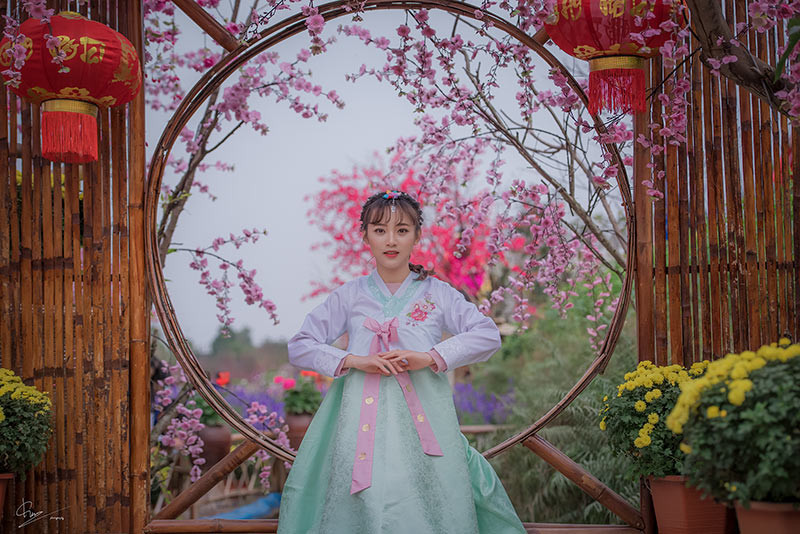 Ngắm nhìn lại bức hình áo dài trắng của mình, Phương bồi hồi nhớ về quãng thời gian học sinh vô lo, vô nghĩ. Không những thế, bao kỷ niệm buồn vui với mái trường cấp ba, bên bạn bè, thầy cô cứ thế ùa về.