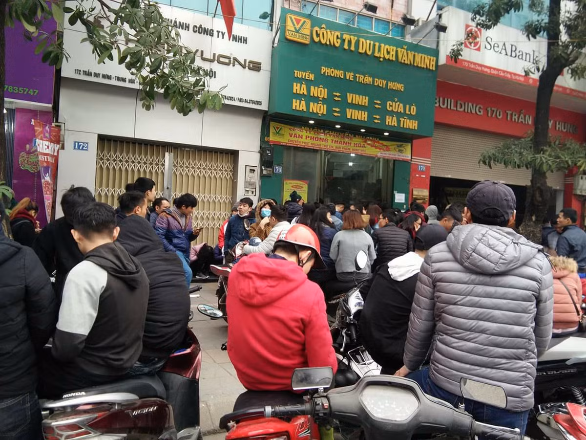 Rất nhiều bạn trẻ đã phải xếp hàng từ rất sớm để có được tấm vé xe về nhà ăn Tết.