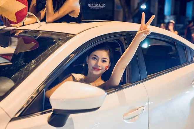 Từ mọi ngả đường, các hot girl này đều hướng tới trung tâm thành phố để chung vui với mọi người.