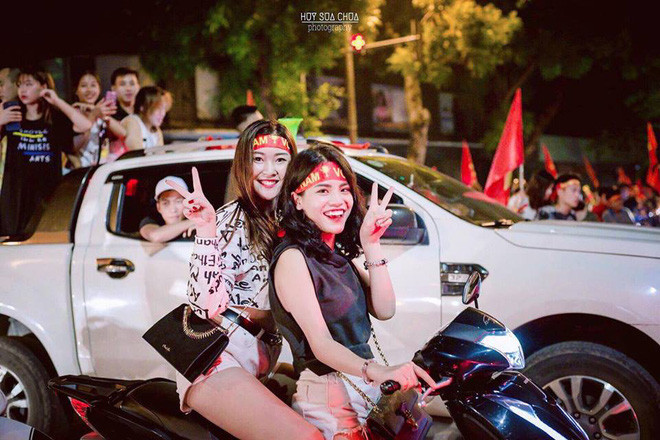 Cặp đôi hot girl xuống phố cổ vũ chiến thắng của Olympic Việt Nam.