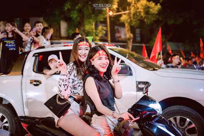 Cặp đôi hot girl xuống phố cổ vũ chiến thắng của Olympic Việt Nam.