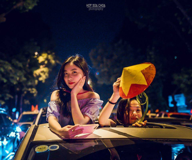 Mỗi bạn nữ sở hữu nét đẹp riêng của mình nhưng một điểm chung ở họ đó là mỗi người đều chọn cho mình một sắc đỏ. Người thì là miếng sticker, người thì băng-rôn, cũng có nhiều nàng mặc hẳn chiếc áo có hình quốc kì Việt Nam.