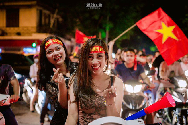 Hòa mình vào dòng người cùng hướng về trung tâm thành phố, chàng nhiếp ảnh gia trẻ Huy Sữa Chua đã bắt gặp rất nhiều "hot girl" ra đường ăn mừng chiến thắng của các cầu thủ Olympic Việt Nam và anh chàng này cũng nhanh tay ghi lại được những khoảnh khắc cực tươi vui của họ.